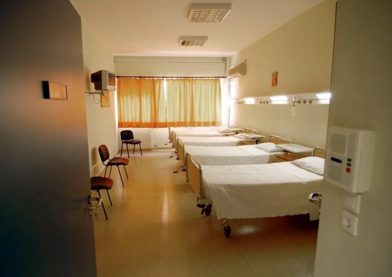 Περίεργη υπόθεση: Τον πήγαν μεθυσμένο στο Βενιζέλιο και αυτοκτόνησε στις τουαλέτες!